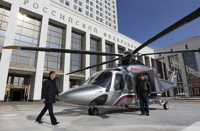 Thủ tướng Medvedev và chiếc trực thăng AgustaWestland của châu Âu